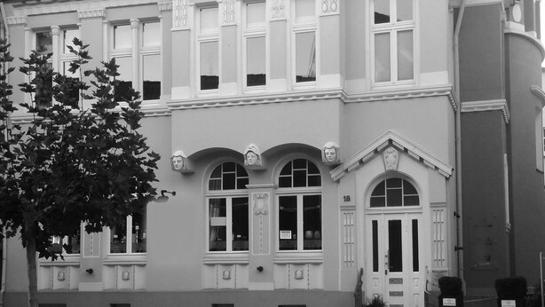 A historic building with a symmetrical facade, arched windows, and a central entrance. - Unique Maisonette Suite for 6 people, Refurbished Historical Villa! Nice Price!! (Bad Salzuflen)