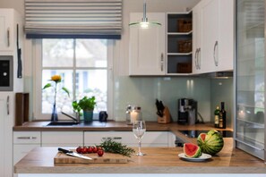 Geladeira, micro-ondas, fogão, cooktop