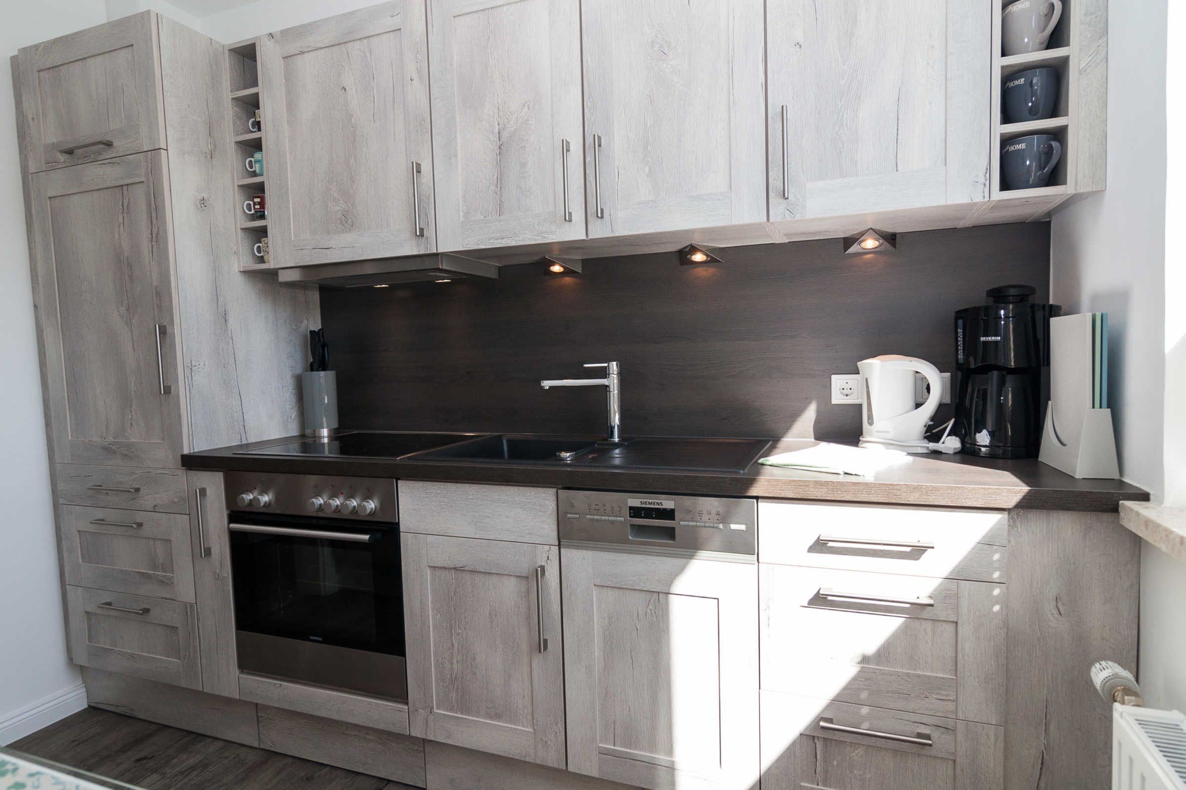 Een koelkast, een microgolfoven, een oven, een vaatwasser