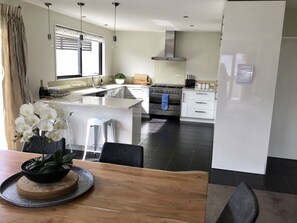 Private kitchen - Only a 8 minute walk into Central Queenstown, location says it all! (Queenstown)