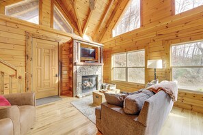 Televisión, chimenea, futbolito y libros 