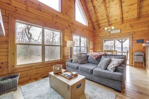 TV, fireplace, table football, books - Elevated Cabin Bordering Smoky Mountain Nat'l Park (Bryson City)