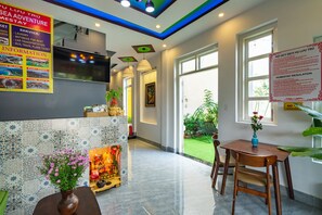 Se sirven desayunos, almuerzos, cenas y cocina vietnamita