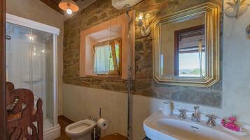 Dusche, Haartrockner, Bidet, Handtücher