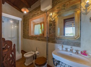 Dusche, Haartrockner, Bidet, Handtücher