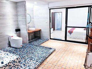 Artículos de higiene personal gratuitos, secador de pelo y zapatillas