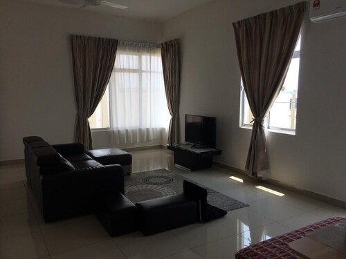 Beside Airport and Jogging Park . Sun and garden therapy 