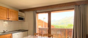 Renovated apartment 6 pers, balcony, parking, pets allowed