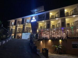 Façade de l’hébergement - soirée/nuit