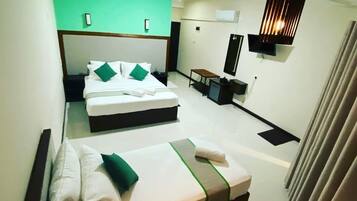 Deluxe Triple Room, 1 Bedroom | Soundproofing, free WiFi