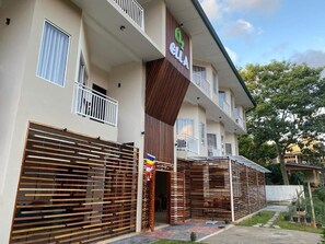 Exterior - O2 Ella (Ella)