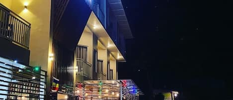 Façade de l’hébergement - soirée/nuit