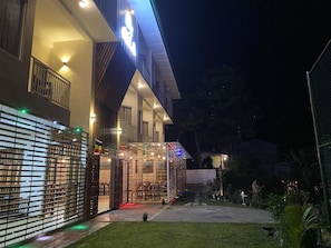 Fassade der Unterkunft – Abend/Nacht