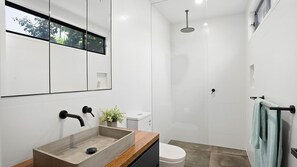 Suihku, hiustenkuivaaja