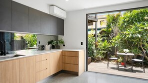 Fridge, microwave, toaster, cookware/dishes/utensils - Crows Nest in the heart of Lennox Head Village (Lennox Head)