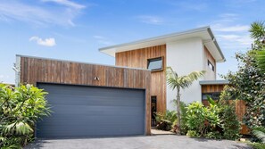 Exterior - Crows Nest in the heart of Lennox Head Village (Lennox Head)