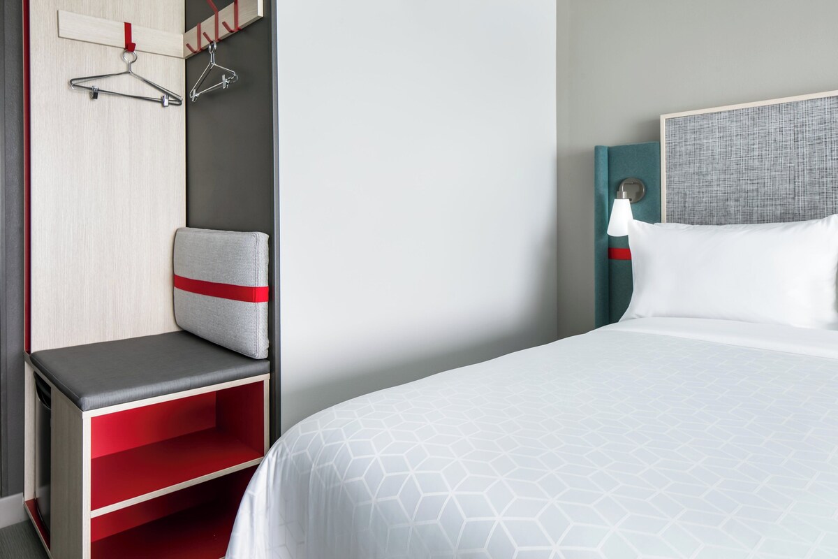 Kamar Standar, 2 Tempat Tidur Queen | Meja kerja, ruang kerja ramah laptop, dan tirai kedap cahaya