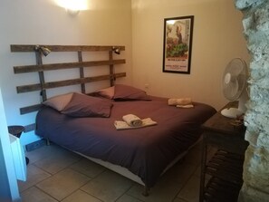 2 bedrooms, iron/ironing board, travel crib, free WiFi - Charming gite and house 80 m², swimming pool (15x8), landscaped grounds near Uzès. (Vézénobres)