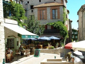 Outdoor dining - Charming gite and house 80 m², swimming pool (15x8), landscaped grounds near Uzès. (Vézénobres)