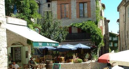 Charming gite and house 80 m², swimming pool (15x8), landscaped grounds near Uzès.