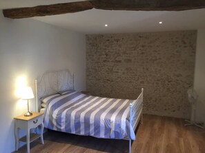 4 bedrooms, iron/ironing board, WiFi