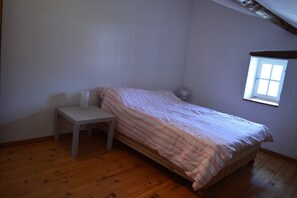 4 bedrooms, iron/ironing board, WiFi