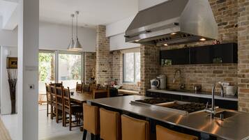 Microwave, oven, dishwasher, coffee/tea maker