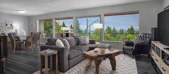 Spectacular Views, Single Level w/ Huge Deck & BBQ, Pet Friendly, Next to Forest Park Hiking Trails
