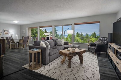 Spectacular Views, Single Level w/ Huge Deck & BBQ, Pet Friendly, Next to Forest Park Hiking Trails