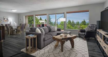Spectacular Views, Single Level w/ Huge Deck & BBQ, Pet Friendly, Next to Forest Park Hiking Trails