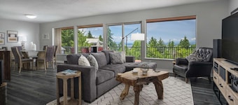 Spectacular Views, Single Level w/ Huge Deck & BBQ, Pet Friendly, Next to Forest Park Hiking Trails