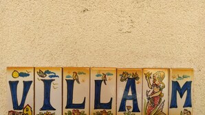 Une rangée de carreaux de céramique portant le nom « VILLAM » et des motifs décoratifs comprenant des oiseaux, des fleurs et une maison.