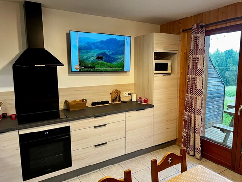 Renovated chalet for 6, Smart TV, WiFi, parking, pets allowed