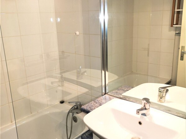 Bathroom - Renovated apartment with balcony and parking in La Joue du Loup (La Joue du Loup)