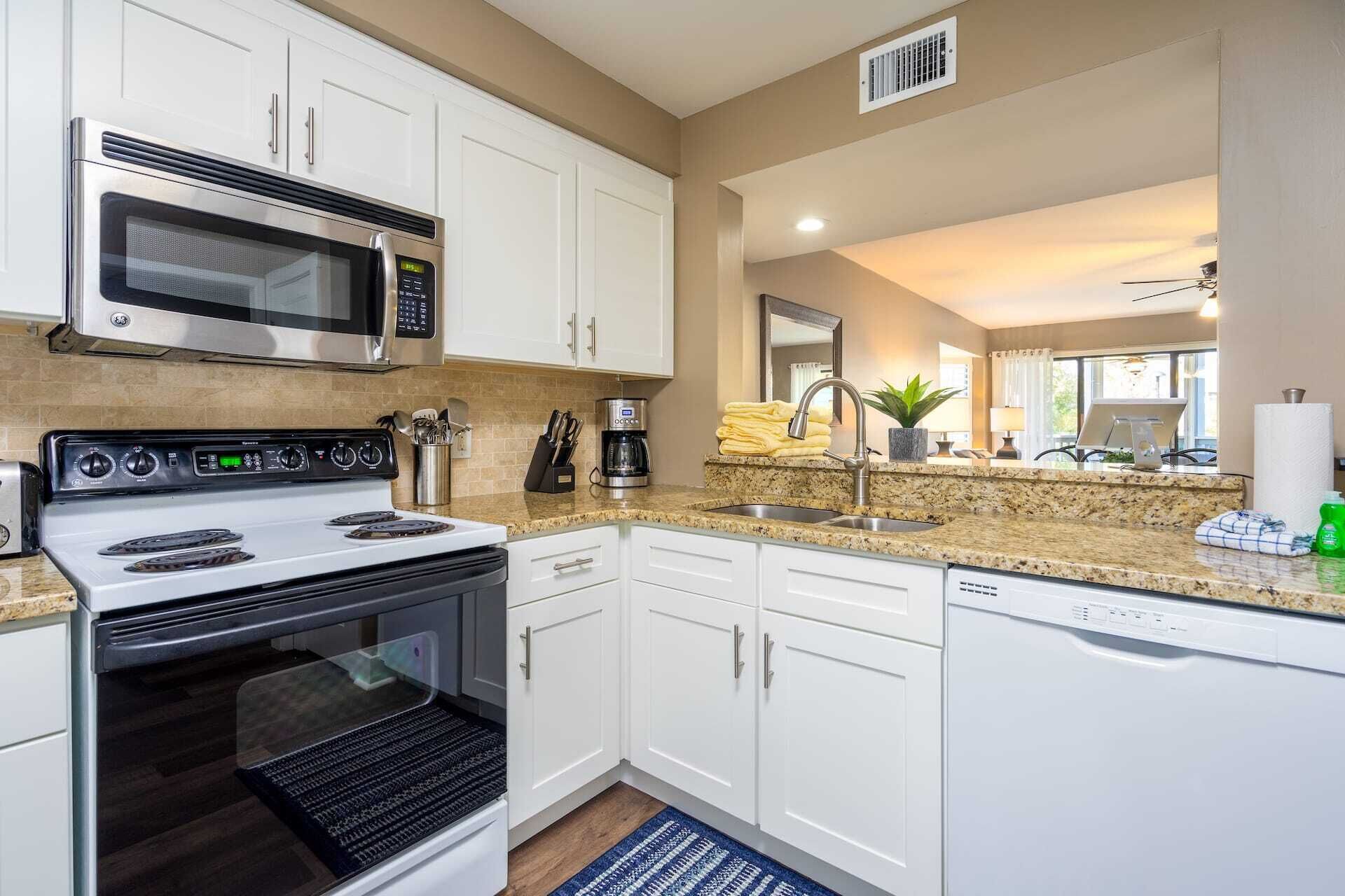 冷蔵庫、電子レンジ、オーブン、コンロ