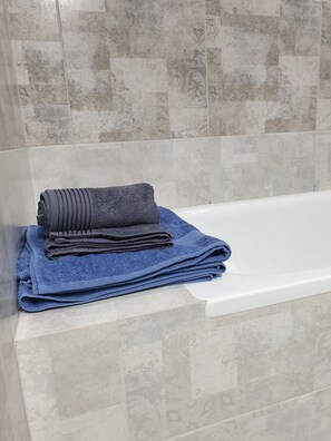 Ducha y bañera combinadas, secador de pelo, toallas y papel higiénico
