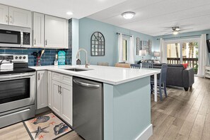 Kjøleskap, mikrobølgeovn, ovn og kokeplater