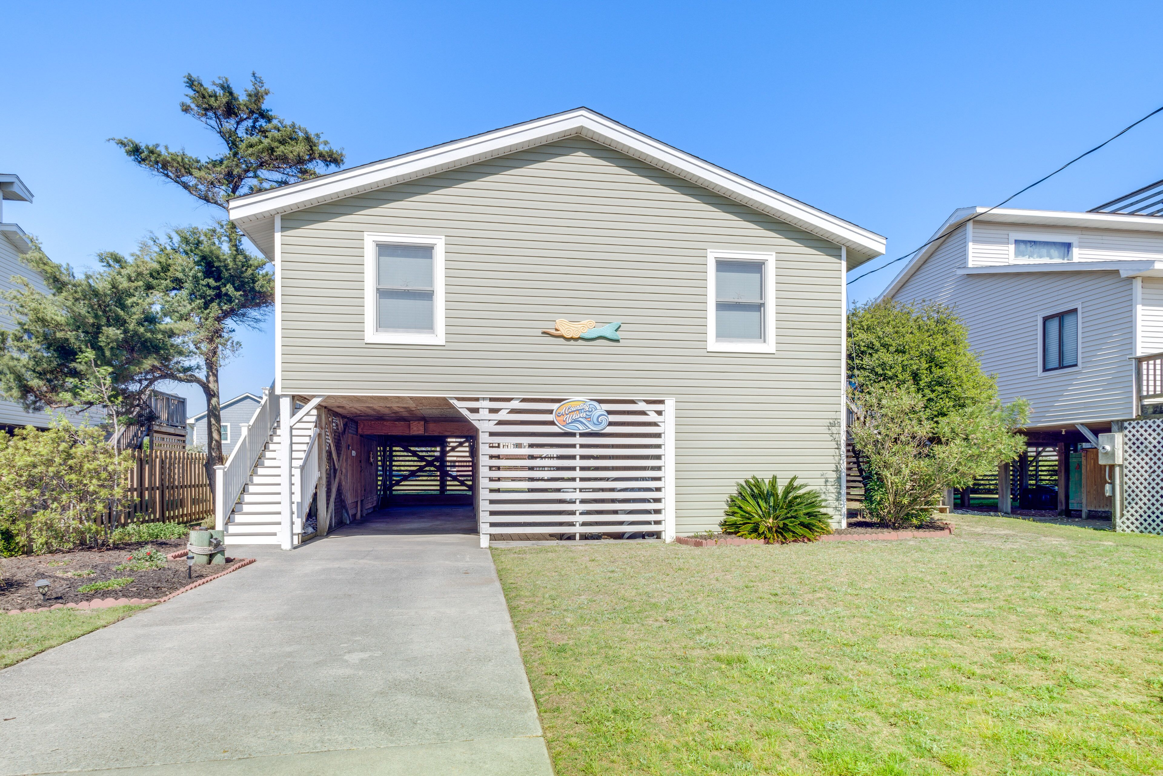 Coastal Home w/ Deck & Outdoor Shower