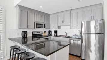 Refrigerador, microondas, horno y parrilla de estufa