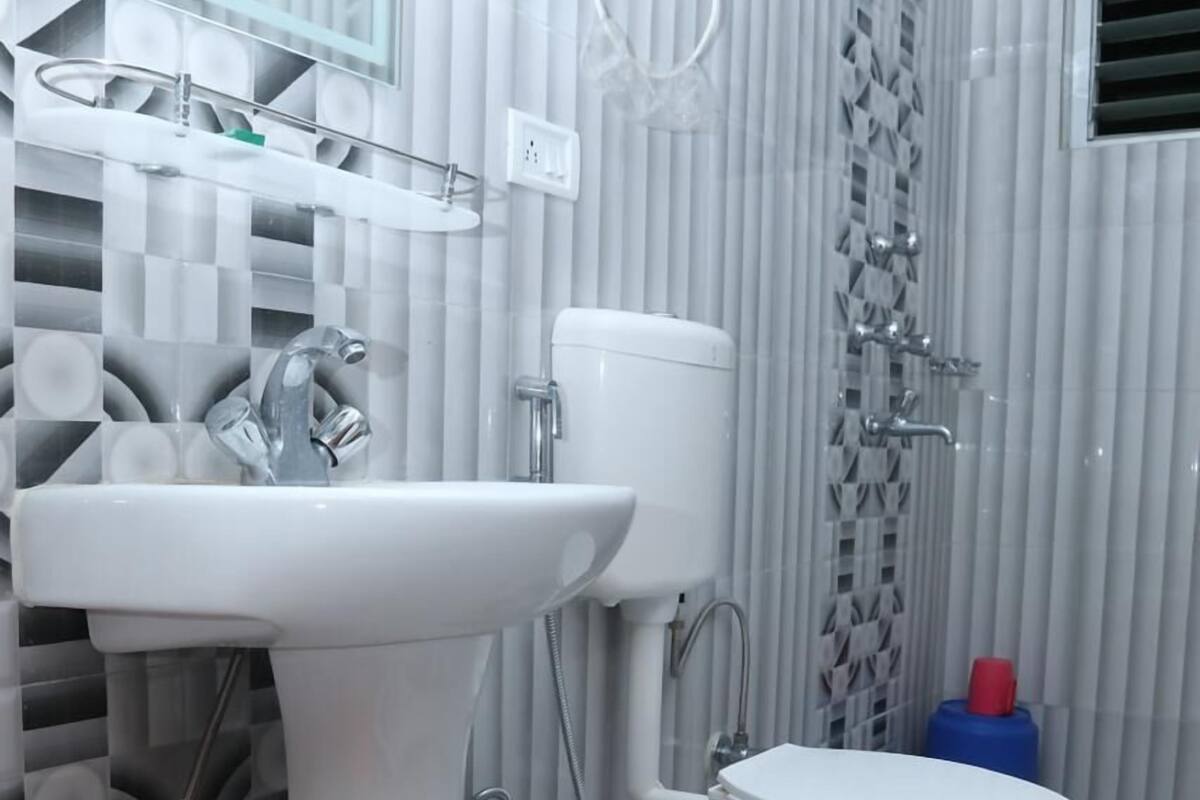 Shower, rainfall showerhead, towels