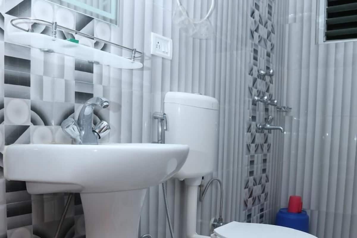 Shower, rainfall showerhead, towels