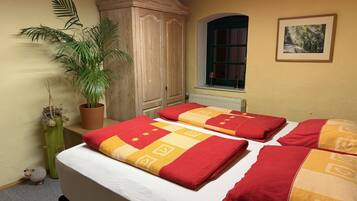 2 bedrooms, desk, free WiFi, bed sheets