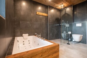 Badkar/dusch, bubbelbadkar, miljövänliga toalettartiklar och hårtork