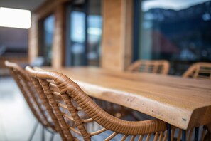 Outdoor dining - Modern chalet with a wraparound balcony with majestic views of the mountains (Garmisch-Partenkirchen)