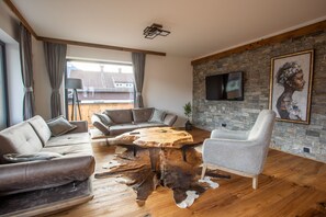 Smart TV - Modern chalet with a wraparound balcony with majestic views of the mountains (Garmisch-Partenkirchen)