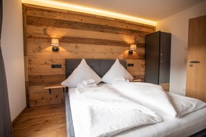 3 chambres, coffres-forts dans les chambres, fer et planche à repasser