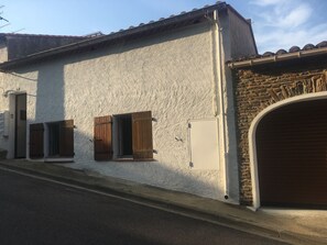 Exterior detail - Banyuls-sur-Mer: Apartment for 4, A/C, Central Balcony (Banyuls-sur-Mer)