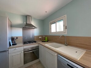 Fridge, microwave, oven, stovetop - Banyuls-sur-Mer: Apartment for 4, A/C, Central Balcony (Banyuls-sur-Mer)