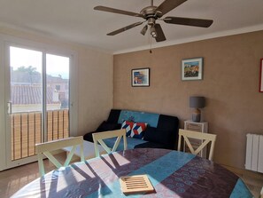 Dining - Banyuls-sur-Mer: Apartment for 4, A/C, Central Balcony (Banyuls-sur-Mer)