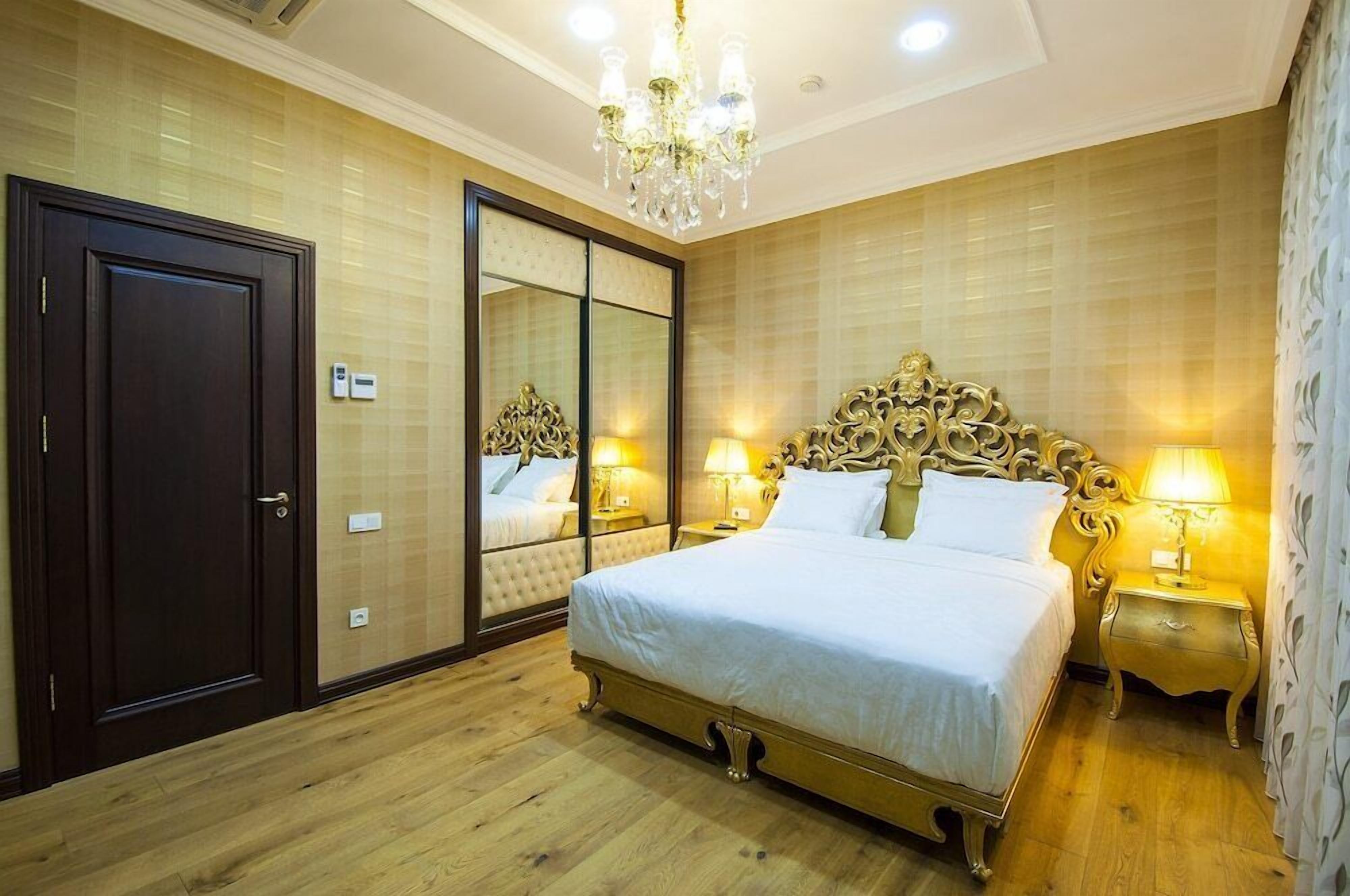 Premium bedding, in-room safe, individually decorated